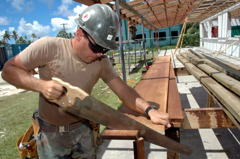 charpentier-ST ANTONIN-min_worker_construction_building_carpenter_male_job_build_helmet-893290